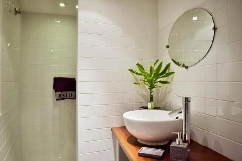 y baño con lavabo y espejo. en Maison chaleureuse près de lagrasse corbières, en Saint-Pierre-des-Champs