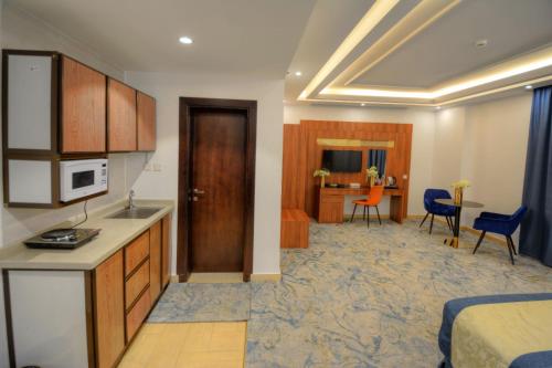 a room with a kitchen and a living room at فندق المرزم-Al Marzam Hotel in Al Madinah