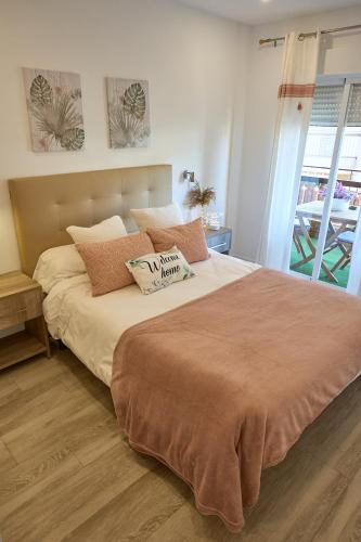 een slaapkamer met een groot bed met kussens erop bij Apartamento Costa del Sol in Almuñécar