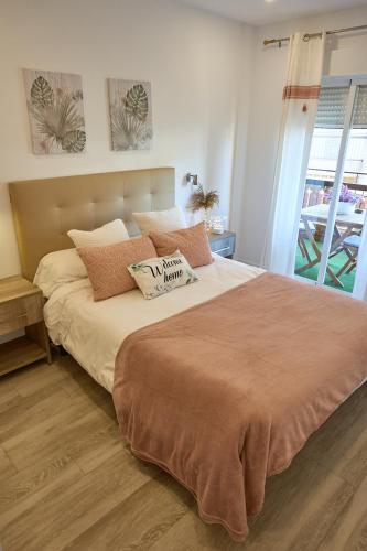 une chambre avec un grand lit avec des oreillers dessus dans l'établissement Apartamento Costa del Sol, à Almuñécar