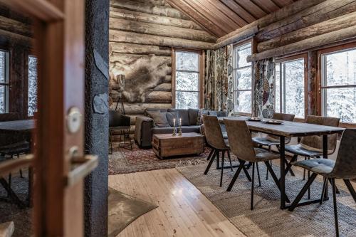 ルカにあるRuka Villa Pipo slopes, skiing, lake, jacuzziのテーブルと椅子のあるダイニングルームとリビングルーム