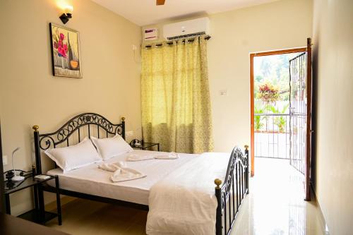 a bedroom with a bed and a window and a door at CASA FERIAS in Varca