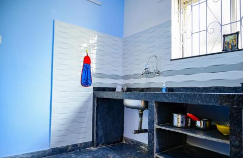 a bathroom with a sink and a mirror at CASA FERIAS in Varca
