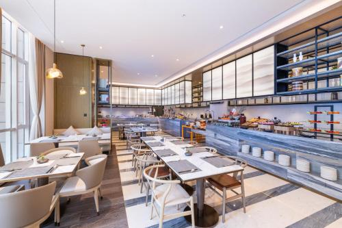 En restaurant eller et andet spisested på Novotel Shanxi Yuncheng