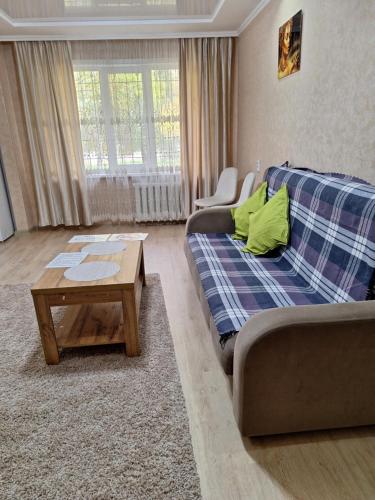 un soggiorno con divano e tavolino da caffè di Аппартаменты 2 / х комнатная a Öskemen