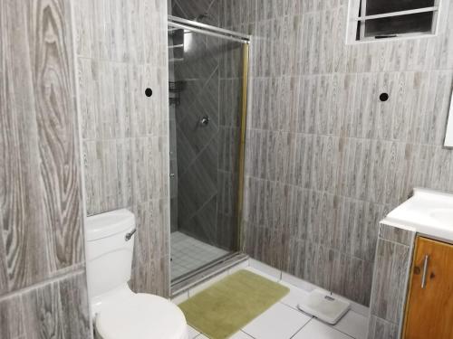 ein Bad mit einer Dusche, einem WC und einem Waschbecken in der Unterkunft LookOut Ramsgate in Ramsgate