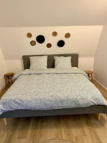 1 dormitorio con 1 cama con estones en la pared en Joli duplex neuf centre Seclin., en Seclin