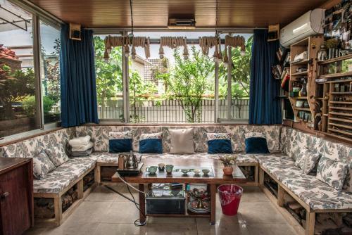 - un salon avec un canapé et une table dans l'établissement Arthur's Roof-Top, à Chengdu