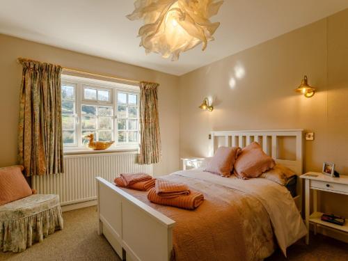 sypialnia z dużym łóżkiem i oknem w obiekcie 3 Bed in Branscombe 78002 w mieście Branscombe