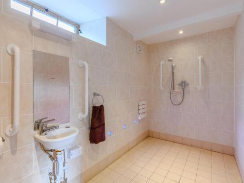 ein Bad mit einem Waschbecken und einer Dusche in der Unterkunft 1 Bed in Hathersage 78016 in Bradwell