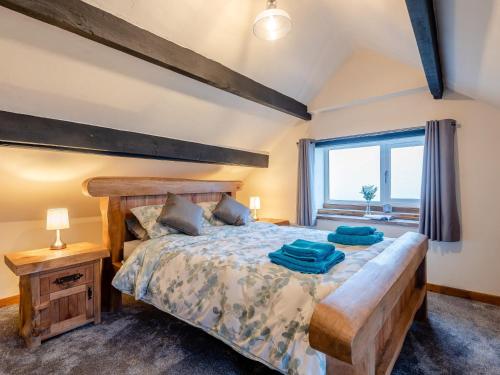 バーマスにある3 Bed in Barmouth 80290のベッドルーム(大型ベッド1台、窓付)