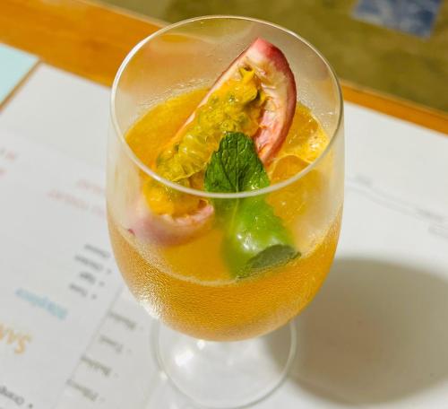 una bevanda con una fetta di frutta in un bicchiere di Rin Bay View Resort a Haad Rin