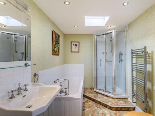 La salle de bains est pourvue d'un lavabo et d'une douche. dans l'établissement 2 Bed in Kirriemuir 86235, à Logie