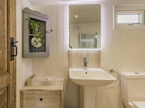 a white bathroom with a sink and a mirror at 1 Bed in Ludlow 87474 in Ashford Carbonell