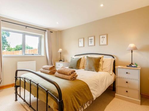 1 dormitorio con cama y ventana en 1 Bed in Glastonbury 86979 en Edington