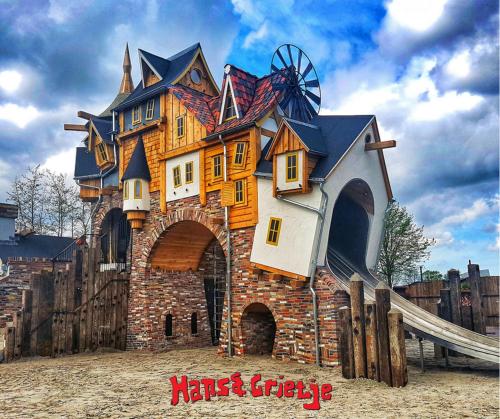 a house shaped like a house on top of a building at Huisje Novea in Harderwijk