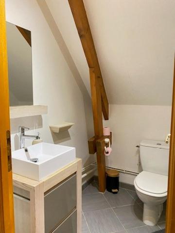 une salle de bain avec un lavabo et des toilettes dans l'établissement La Boussole, à Étretat