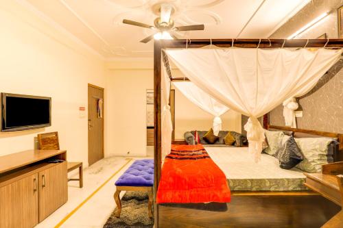 a bedroom with a bunk bed with a ceiling fan at House Of Comfort Greater Noida in Greater Noida