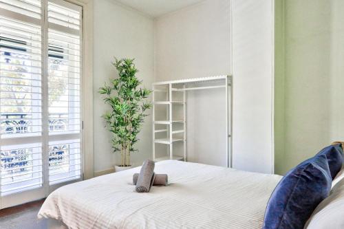 um quarto com uma cama com um controlo remoto em Unique 2 Bedroom House Pyrmont 2 E-Bikes Included em Sydney