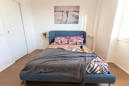 1 dormitorio con cama azul y manta en Luxury apartment with terrace - Napoli 35, en Milán
