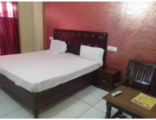 a small bedroom with a bed and a table at Hotel Sun Park, Chandigarh in Chandīgarh