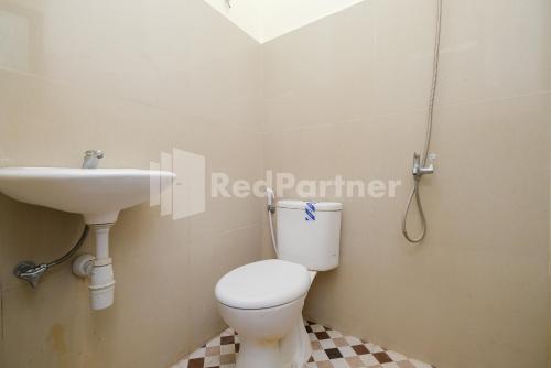 Ванная комната в Grand Kencana Guesthouse Syariah near Wisata Bahari Lamongan