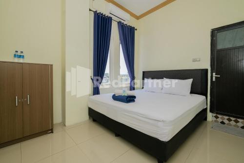 Кровать или кровати в номере Grand Kencana Guesthouse Syariah near Wisata Bahari Lamongan