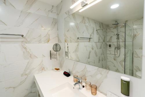 埃格爾的住宿－Lumen Gasztropanzió，白色的浴室设有水槽和淋浴。