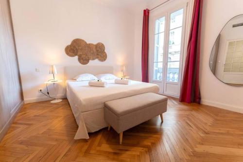 une chambre avec un lit et une grande fenêtre dans l'établissement Superbe appartement avec jardin piscine, garage, à Nice