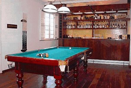 a room with a pool table in a room at Bouganville Hotel in Beberibe