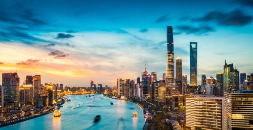 een skyline van de stad met een rivier in het midden bij Pudong Shangri-La, Shanghai in Shanghai