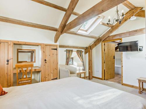 sypialnia z dużym łóżkiem i jadalnią w obiekcie 3 Bed in Bude BBARN w mieście Sutcombe