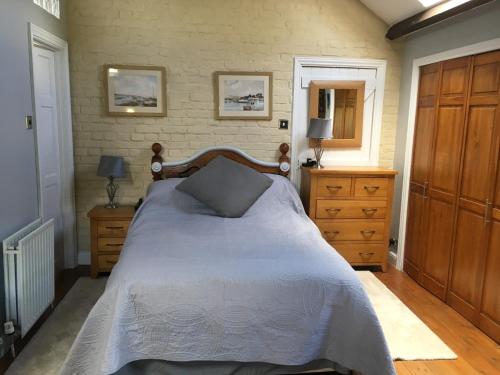 Cockwood的住宿－1 Bed in Dawlish Warren WARRE，一间卧室配有床、两个梳妆台和窗户。