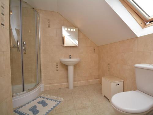 y baño con aseo, lavabo y ducha. en 3 Bed in Widemouth Bay WOOTT, en Poundstock