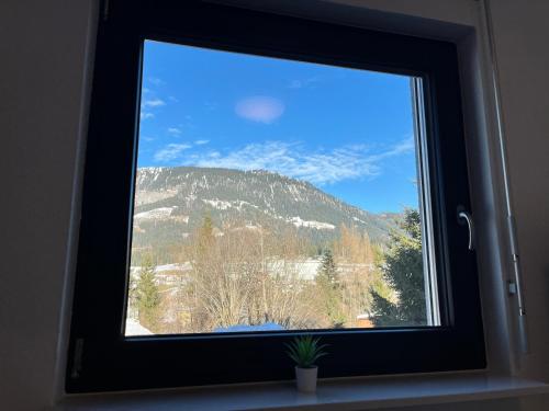 okno z widokiem na góry w obiekcie Mountain Chalet w mieście Fieberbrunn