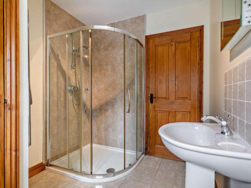 W łazience znajduje się prysznic, wanna i umywalka. w obiekcie 1 Bed in Helston BODER w mieście Wendron