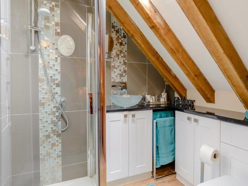 ein Bad mit einer Dusche und einem Waschbecken in der Unterkunft 1 Bed in Bicester Village CLEAR in Ludgershall