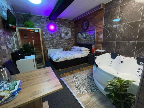 uma casa de banho com uma banheira e um quarto com uma cama em Vila Marija sobe,wellnes ap već od 115eura em Zagreb