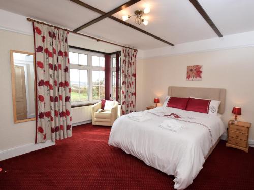 Un pat sau paturi într-o cameră la 3 Bed in Bideford BYBUR