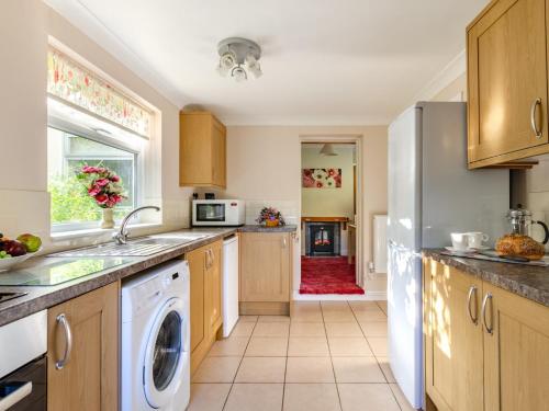 Una cocina o cocineta en 2 Bed in Scarning SHRN8