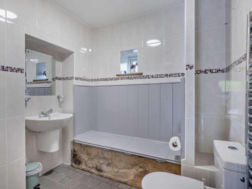 uma casa de banho branca com um lavatório e um WC em 2 Bed in Hartington PK763 em Hartington