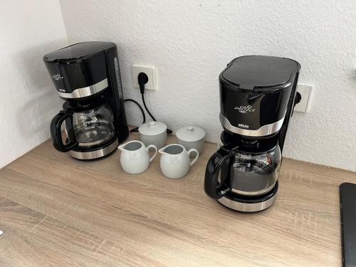 una macchinetta del caffè e tazze di caffè su un bancone di Mountain Chalet a Fieberbrunn