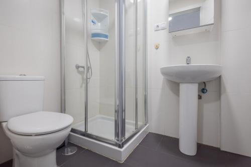 een badkamer met een douche, een toilet en een wastafel bij Nidillos Beach Studio in Las Palmas de Gran Canaria