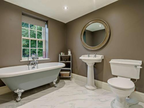 uma casa de banho com uma banheira, um WC e um lavatório. em 1 Bed in Kirkby Fleetham 88656 em Kirkby Fleetham