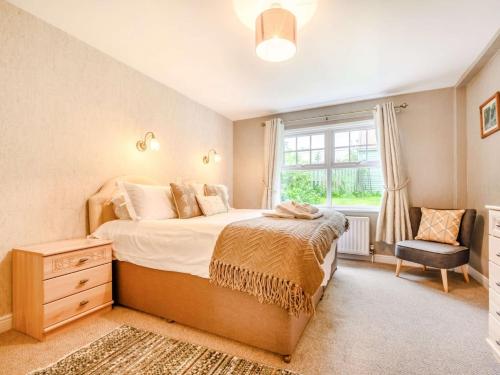 Un dormitorio con una cama grande y una ventana en 1 Bed in Bassenthwaite 88490, en Bassenthwaite Lake