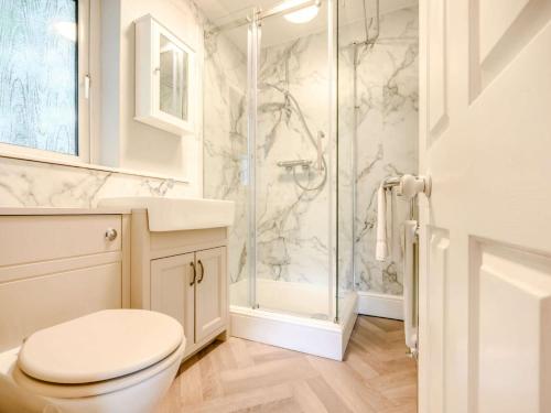 a bathroom with a toilet and a shower at 1 Bed in Bassenthwaite 88490 in Bassenthwaite Lake