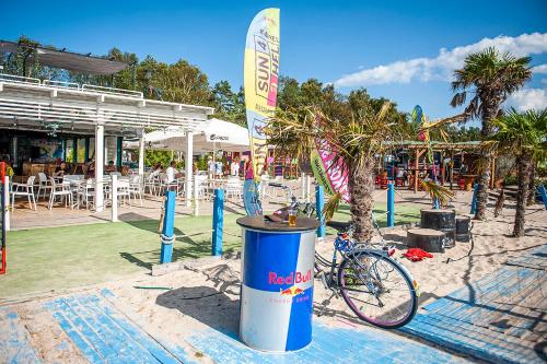 a bike parked next to a trash can on a beach at Maszoperia Sun4hel in Jastarnia