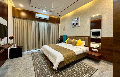a hotel room with a bed and a television at Aqualina in Bhogwe