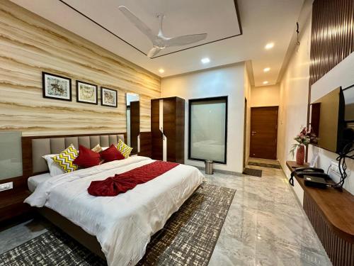 a bedroom with a large bed and a flat screen tv at Aqualina in Bhogwe