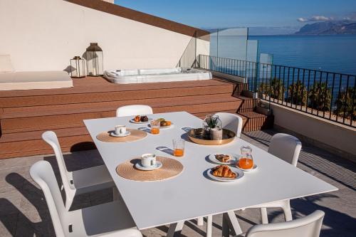 Suite Deluxe con bañera de hidromasaje y vistas al mar